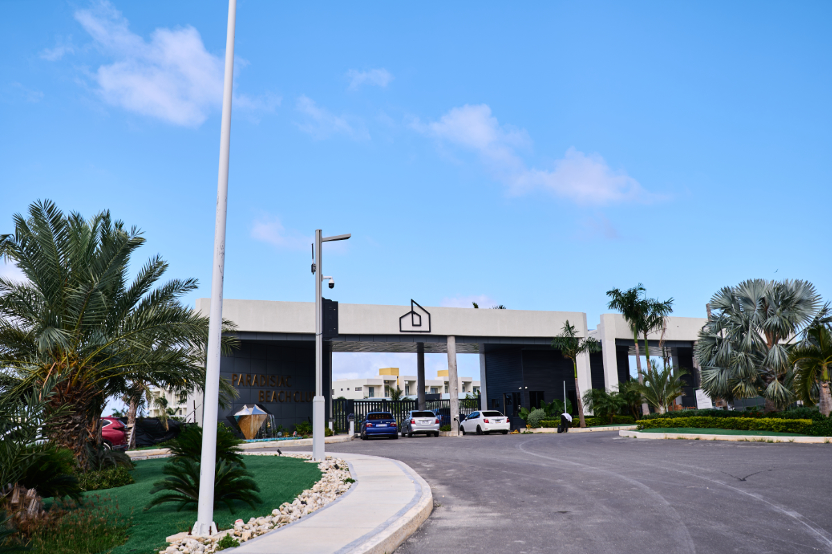 Paradisiac entrance and grounds